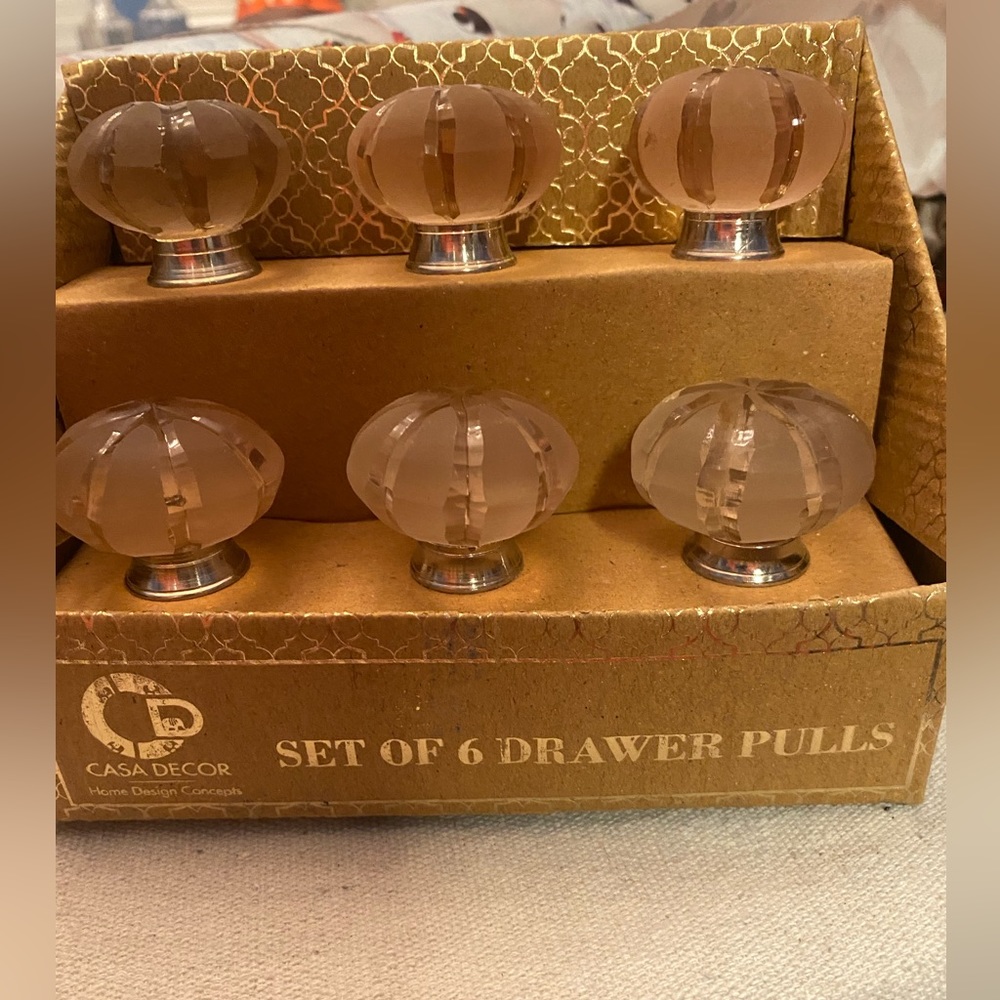 Casa Decor set of 6 glass drawer pulls. Never used. Beautifully etched.